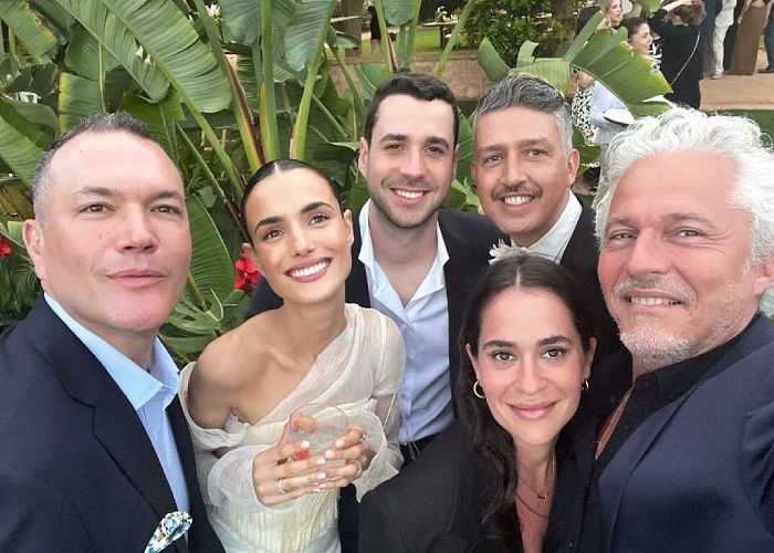 Blanca Padilla con sus amigos en su boda 