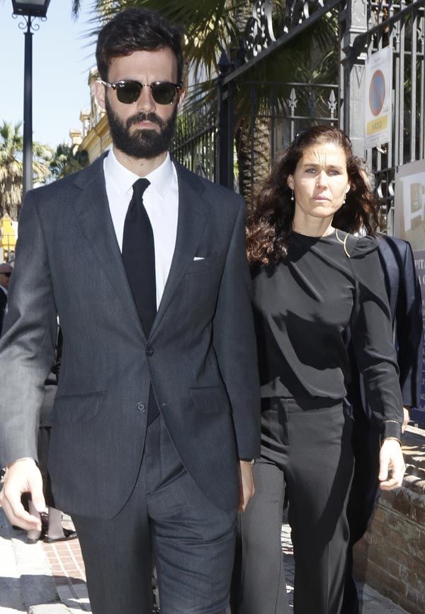 El hijo de Carmen Tello, Enrique Solís, con gafas de sol y semblante serio, a su llegada al funeral
