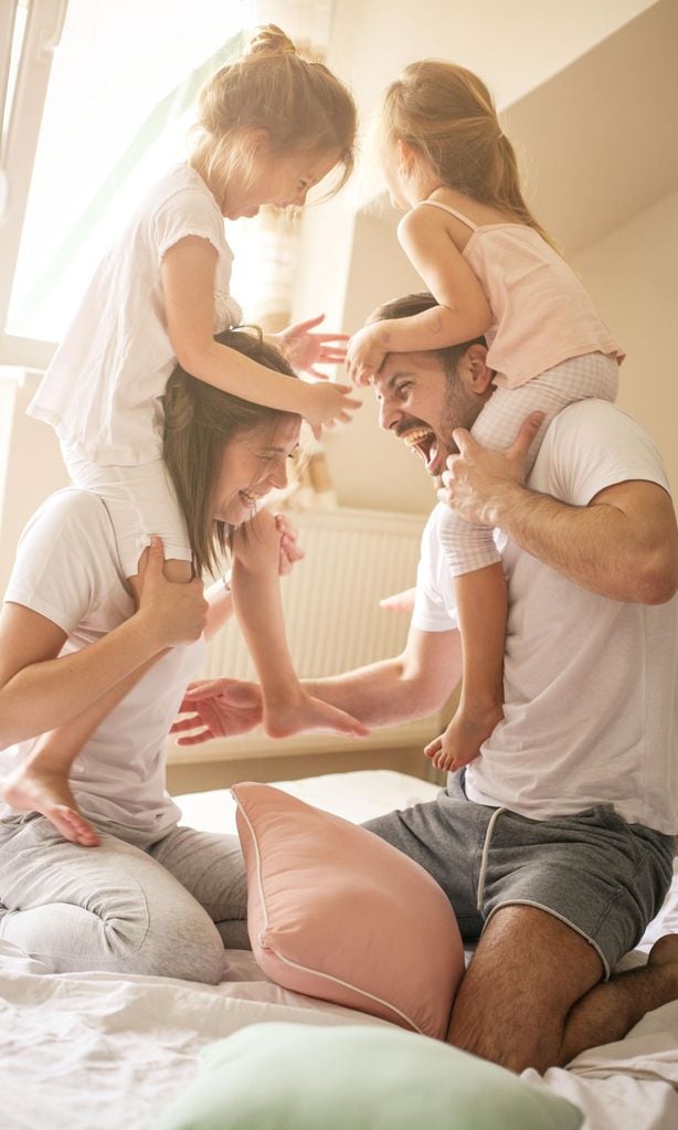 Familia jugando feliz