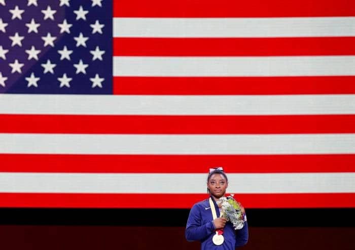 Simone Biles con la bandera de Estados Unido