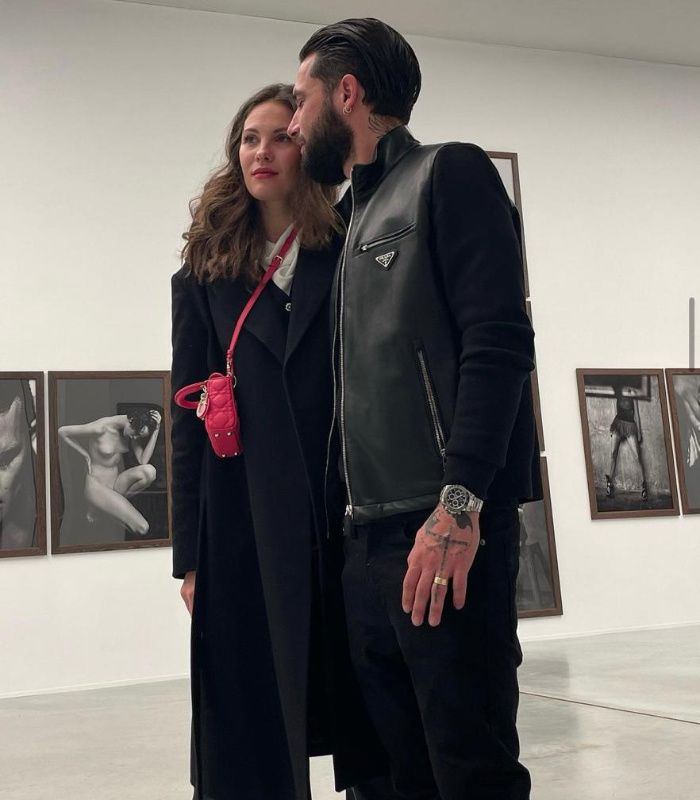 Jessica Bueno y Jota Peleteiro en una exposición de fotografía