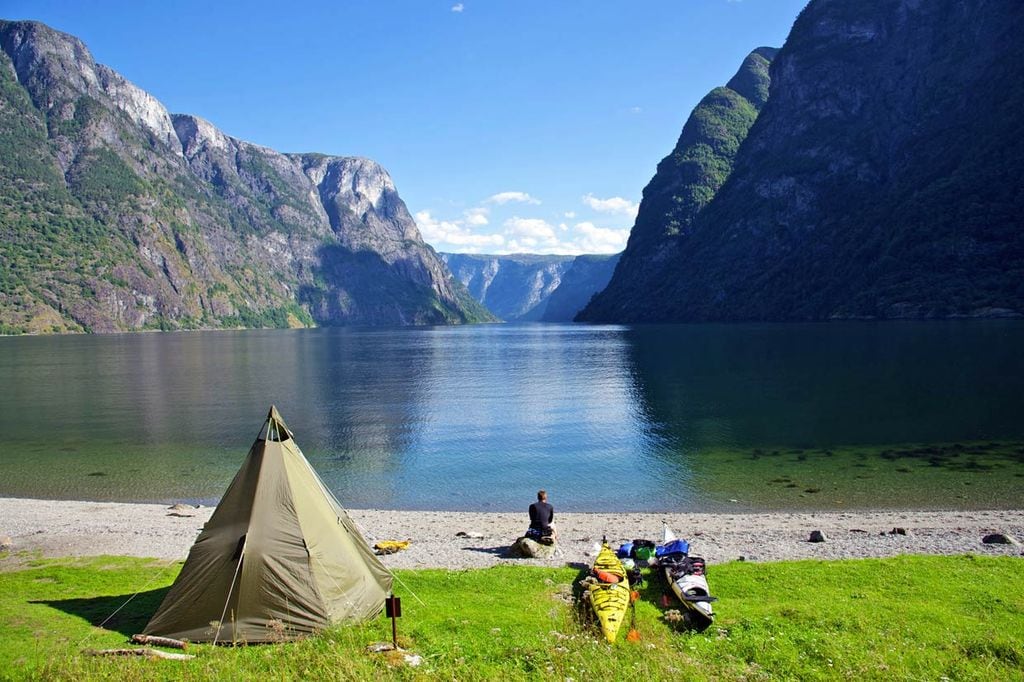 a Kayaking The Naroyfjorde