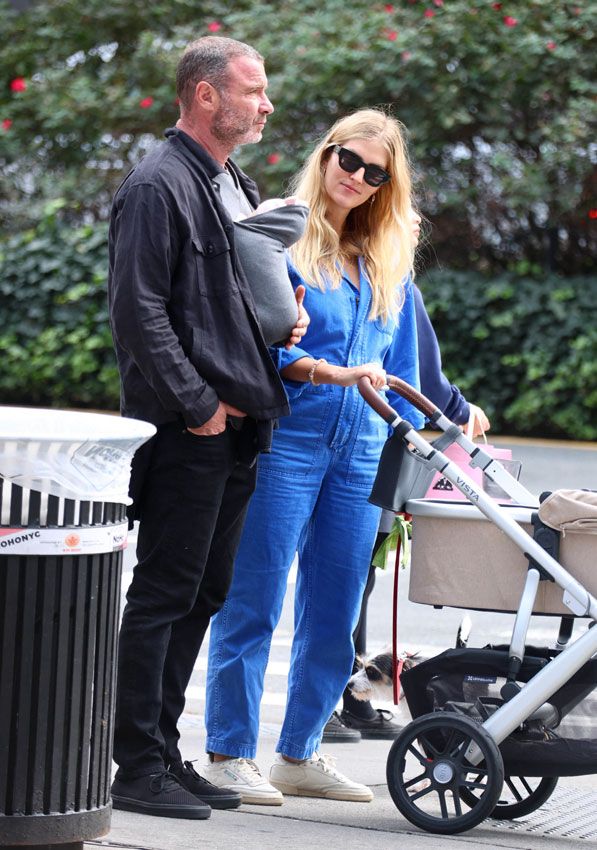 Liev Schreiber y Taylor Neisen con su hija recién nacida