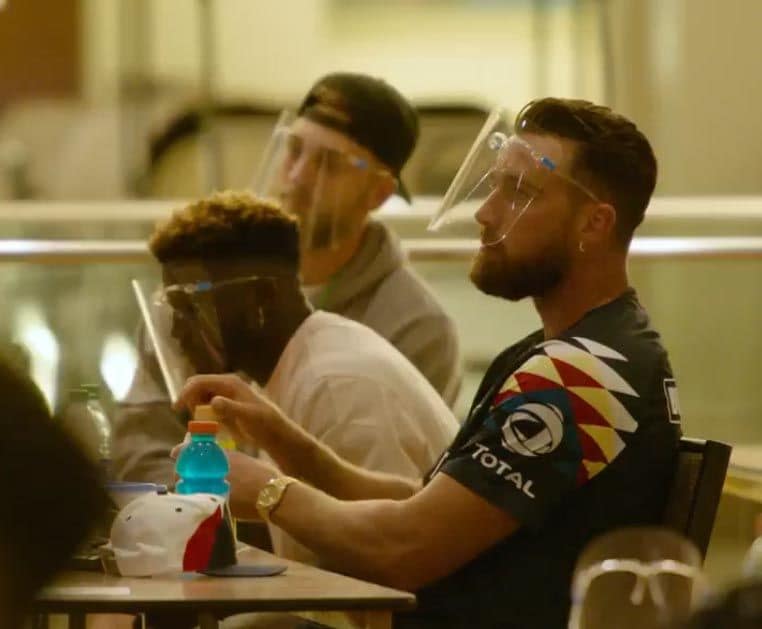 Travos Kelce usando un jersey de visitante del América, en un video captado en 2020