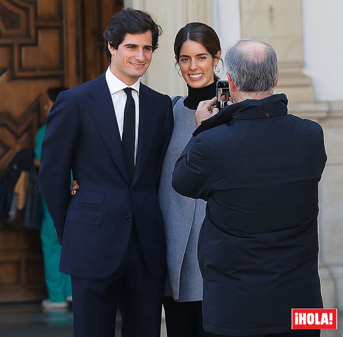 El Duque de Huéscar, de paseo por Sevilla con su mujer, Sofía Palazuelo, y su madre