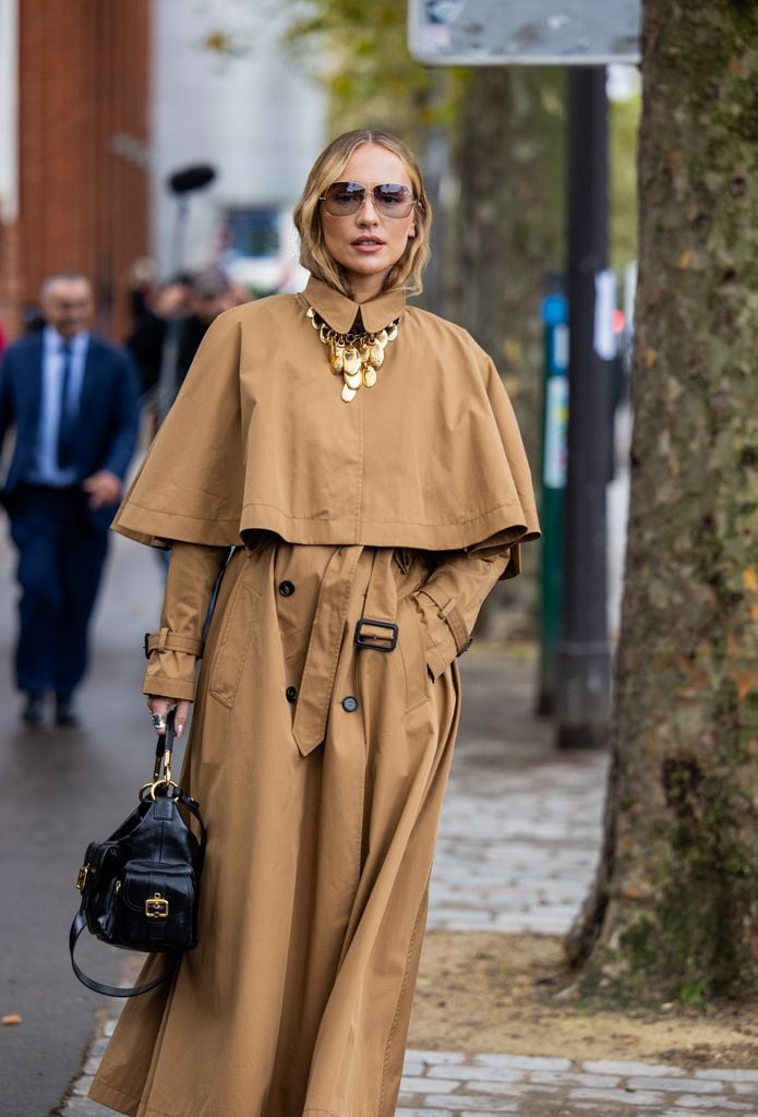 Viktoria Rader lleva capa marrón, gabardina, bolso negro fuera de Chloe durante Womenswear Primavera/Verano 2025 como parte de la Semana de la Moda de París el 26 de septiembre de 2024 en París, Francia. 