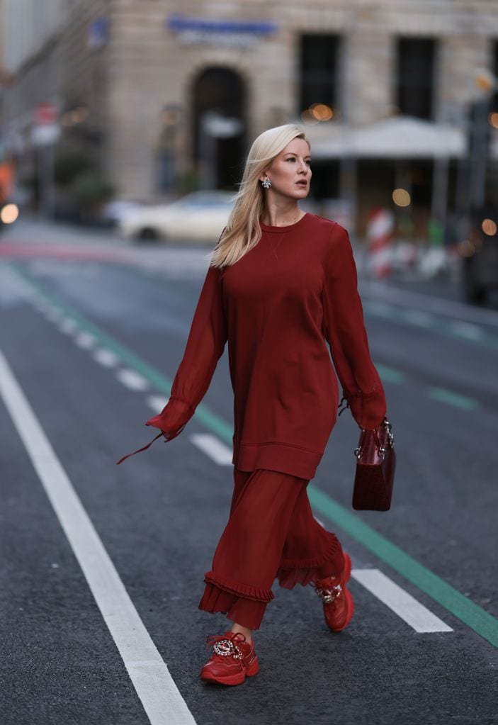 Looks con zapatillas rojas para ir a la moda