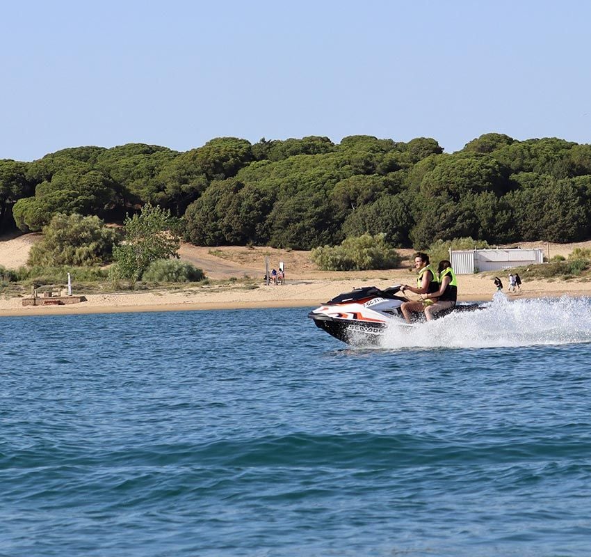 Moto de agua en las marismas del río Piedra, El Rompido, Huelva