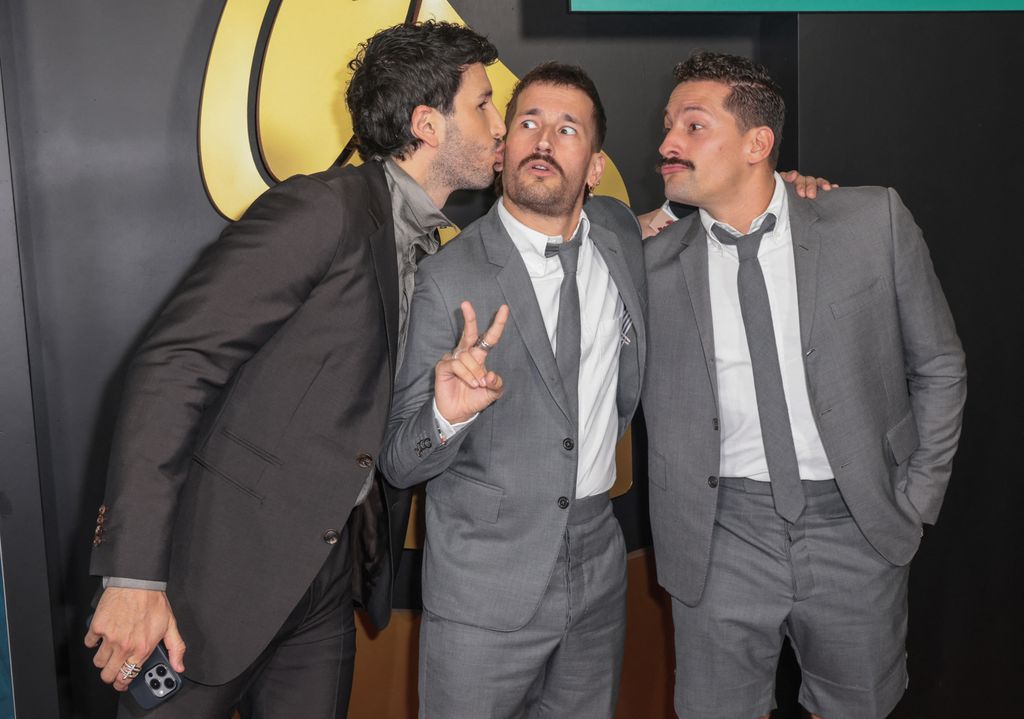 Sebastián Yatra con Mauricio Alberto 'Mau' Reglero Rodríguez y Ricardo Andrés 'Ricky' Reglero Rodríguez en la Gala Persona del Año en Miami