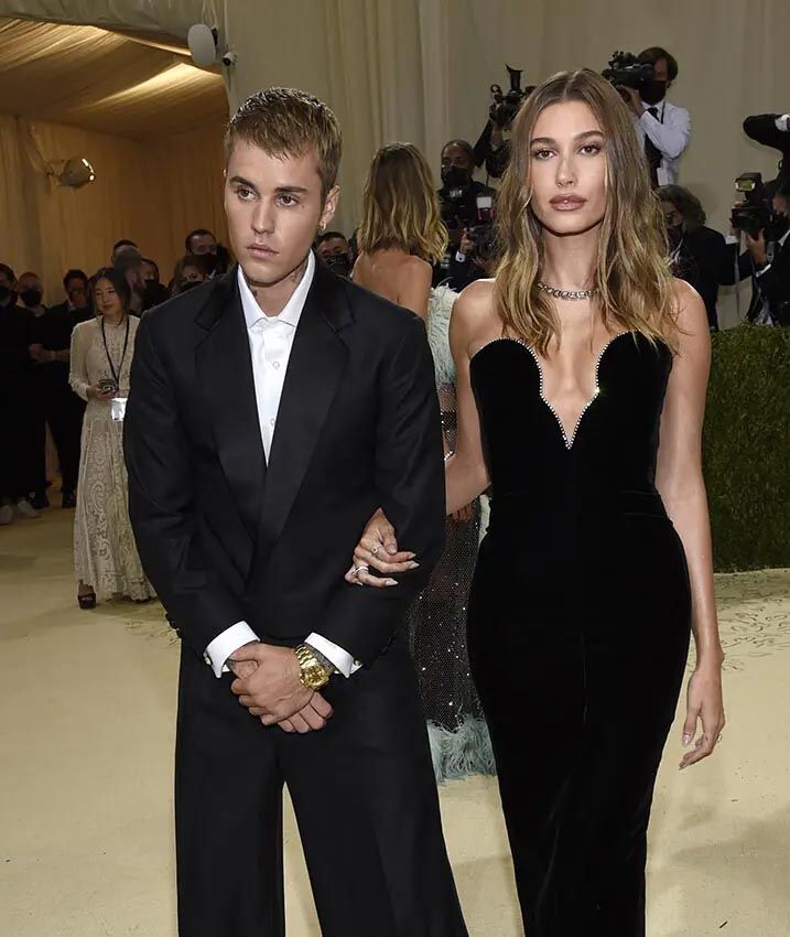 Justin Bieber y Hailey Baldwin en una fiesta