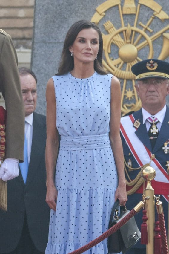 El simbólico vestido de la reina Letizia en la jura de bandera de la princesa Leonor en Zaragoza