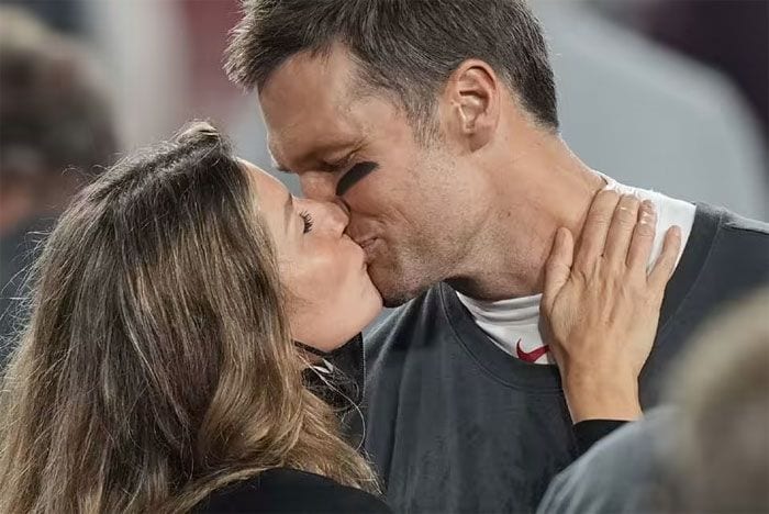 Gisele Bündchen y Tom Brady se besan en el campo de juego