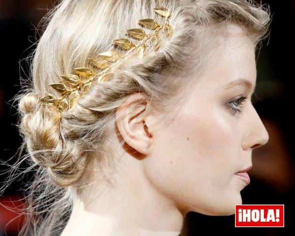 Detalle del cabello de inspiración helénica, con diadema invertida de hojitas, de la Alta Costura de Zuhair Murad.
