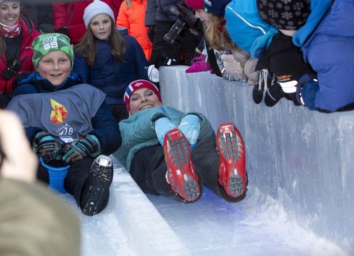 La Princesa y su hijo Sverre Magnus echaron una carrera, él montado en un trineo y ella deslizándose sobre un tobogán de hielo
