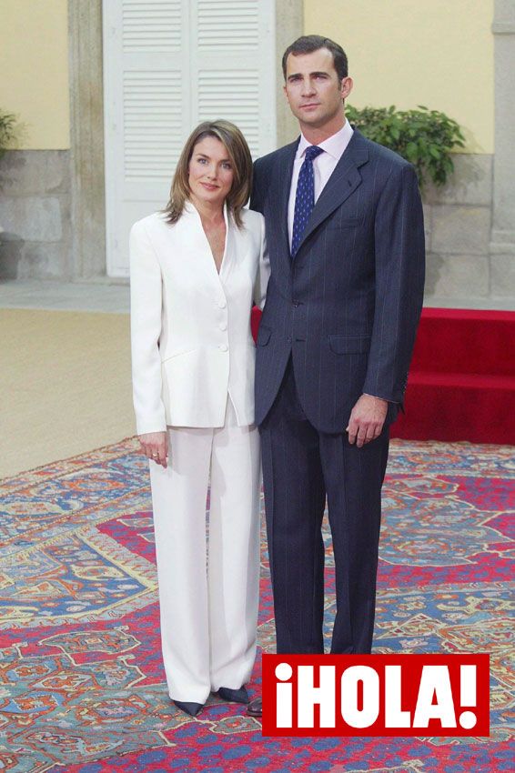 La reina Letizia llevó este impoluto traje blanco en su pedida en 2003