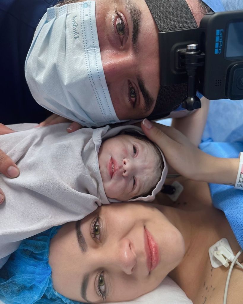 Paola Dalay, la mamá de la bebé, también compartió su foto favorita de los tres en el hospital