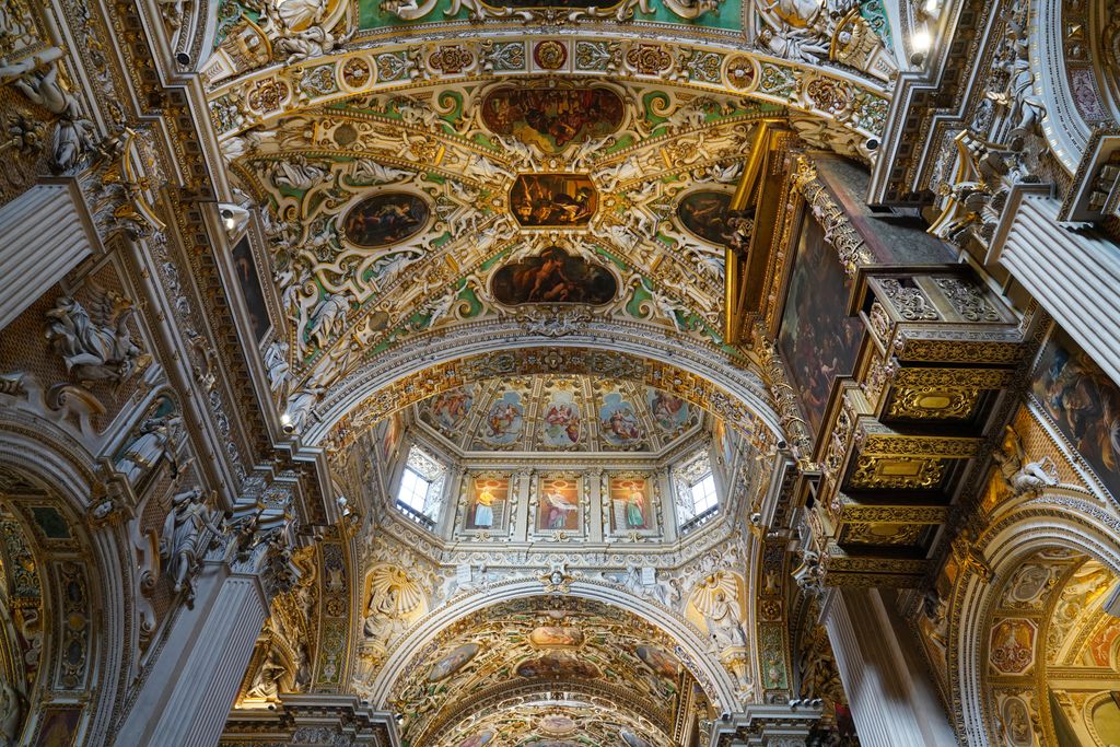 El interior de la basílica de Santa María Maggiore llama poderosamente la atención por lo barroco de su decoración