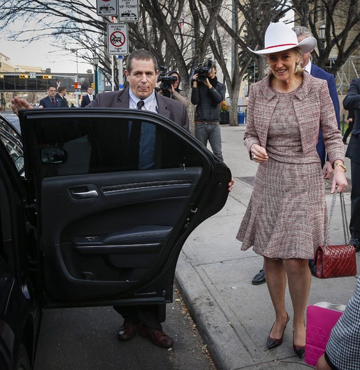 Los ladrones aprovecharon que el automóvil de la familia se encontraba parado a causa de un atasco para romper una de las lunas del Mercedes y robar el bolso de la Princesa, que contenía una cantidad cercana a 2.000 euros en metálico, además de toda la documentación personal 
