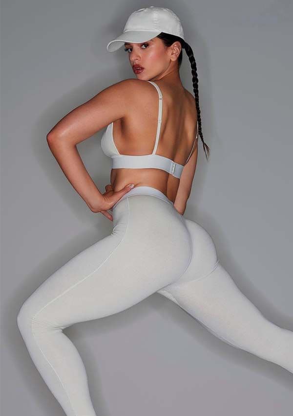 Rosalía, con top y leggings blancos, protagoniza la nueva campaña de Skims, la marca de Kim Kardashian