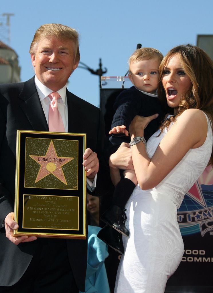 Donald Trump con su esposa Melania y su hijo Barron el día que descubrió su Estrella en el Paseo de la Fama de Los Ángeles, el 16 de enero de 2007