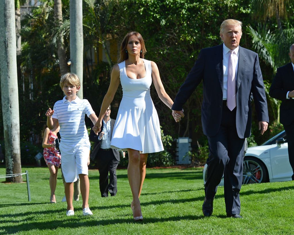 Donald Trump y Melania Trump con su hijo Barron Trump en su residencia de Mar-a-Lago en enero de 2013 en Palm Beach, Florida