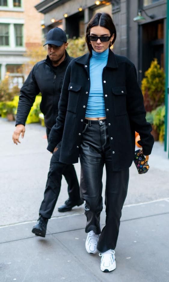 kendall jenner con leather pants jacket turltle neck top y sneakers