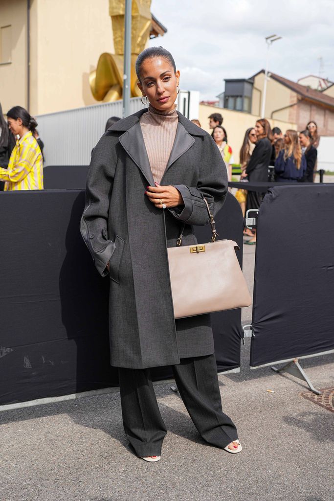 Hiba Abouk en el desfile de Fendi en Milan Fashion Week