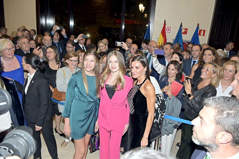 La reina Letizia con sus hijas en Oviedo