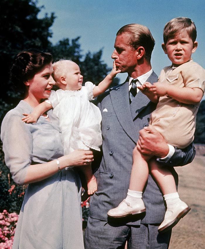 Felipe de Edimburgo, con su mujer y sus hijos, Carlos y Ana en 1951