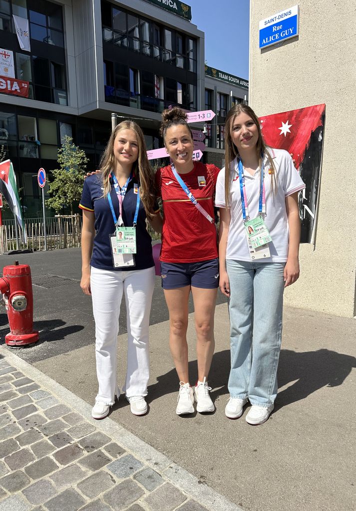 Leonor y Sofía junto a una atleta española