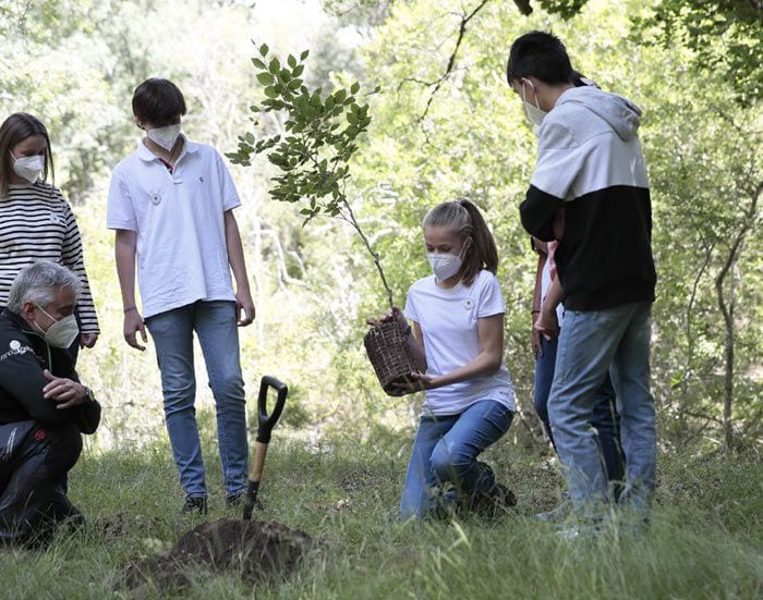 La princesa Leonor y la infanta Sofía ejercen de jardineras en su primer acto juntas sin los Reyes