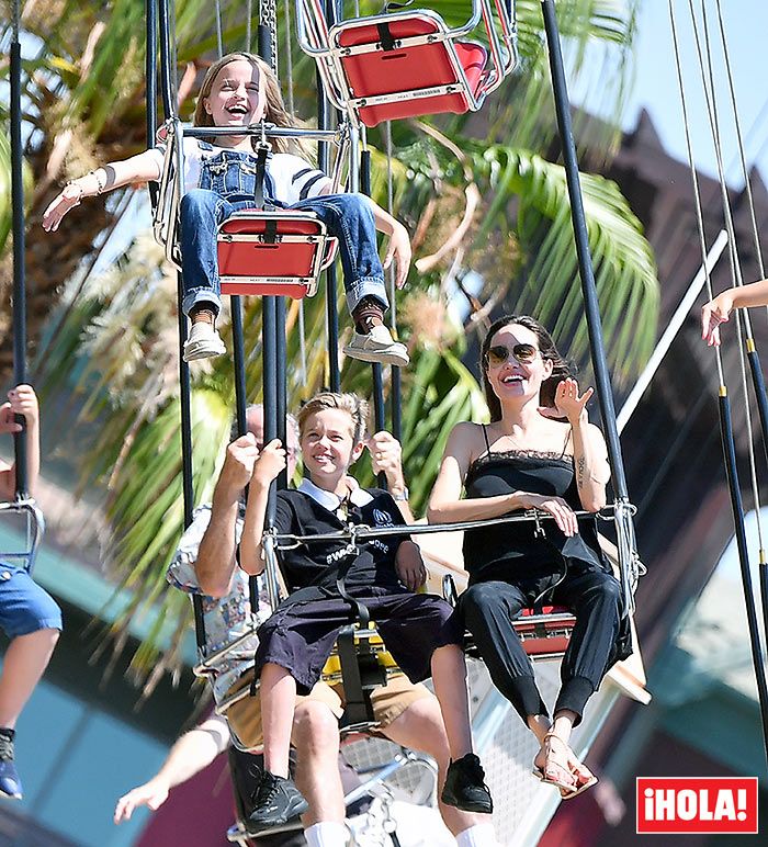 Angelina Jolie, como una niña en Disneyland celebrando el cumpleaños de sus mellizos