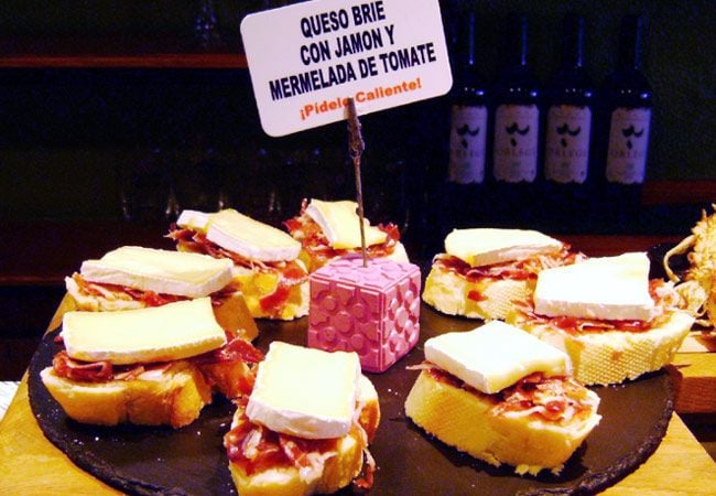 Queso brie con jamón y mermelada de tomate. Uno de los pintxos de Gaztandegi. Foto: gaztandegibilbao.com
