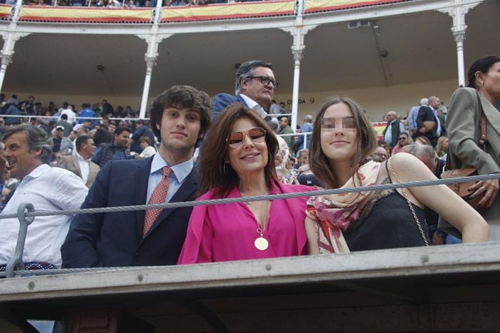 Nuria González junto a los dos hijos pequeños del empresario