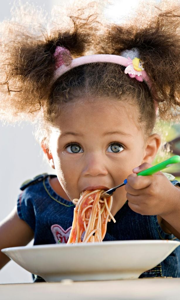 Niña comiendo