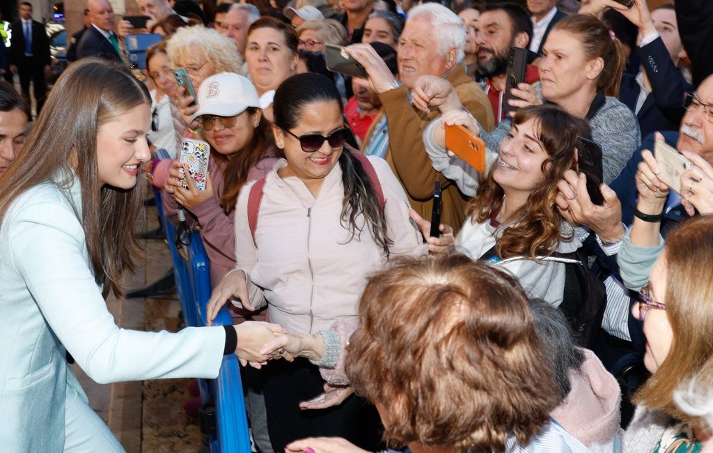 La princesa Leonor saluda a los ciudadanos de Oviedo tras recibir el título de alcaldesa honoraria de Oviedo