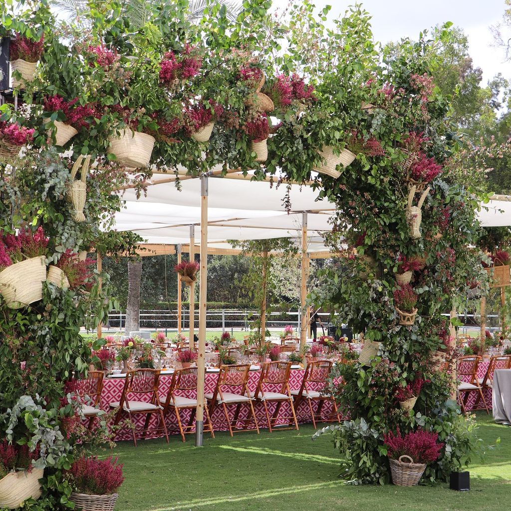 Arco floral con cestos para decoración de boda