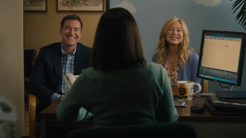 En 'Una buena familia americana' Ellen  Pompeo interpreta a Kristine Barnett, quien junto a su esposo Michael (Mark Duplass) adopta a Natalia, una niña ucraniana con enanismo. 