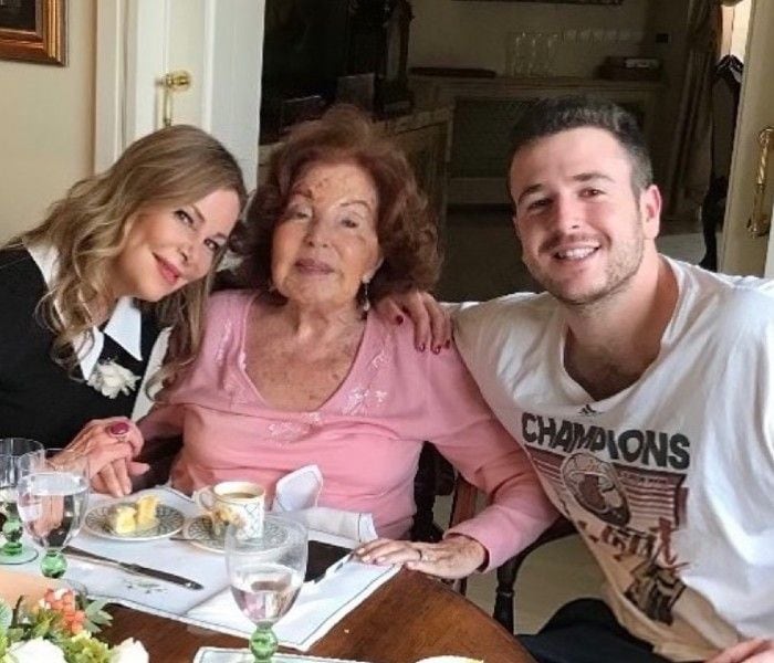 Ana Obregón con su madre y su hijo