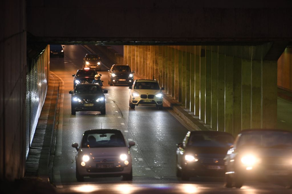 Coches conduciendo por el túnel del puente Alma en París