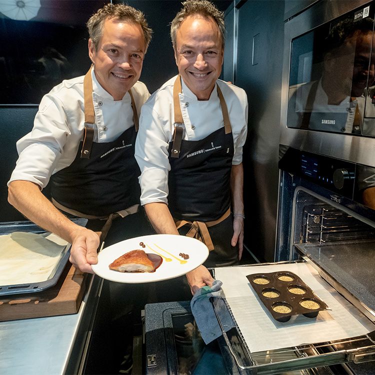 Hermanos Torres presentando un plato