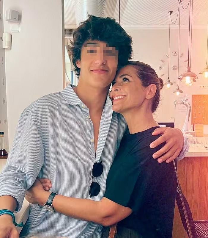 Nuria Roca con su hijo Pau