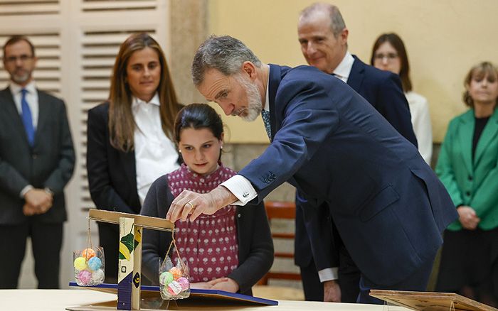 Felipe VI con una niña 