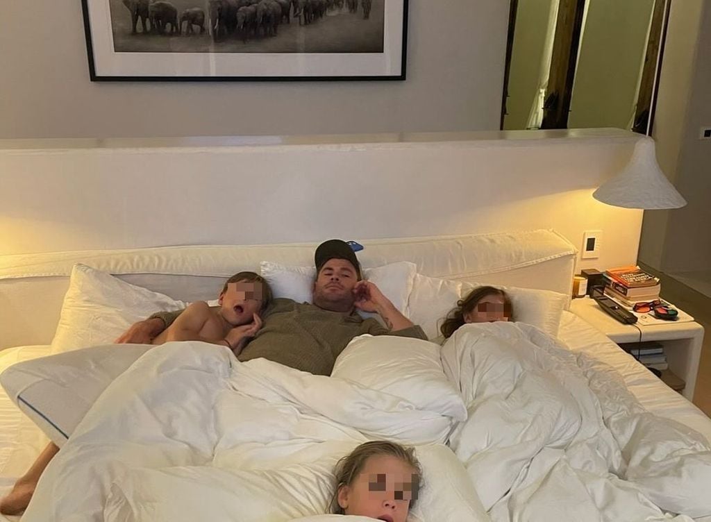 Chris Hemsworth, junto a sus tres hijos, alargando el momento de levantarse