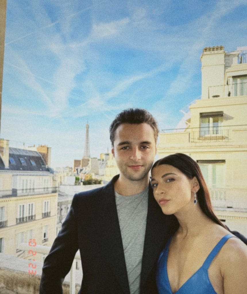 En octubre del año pasado, Phoebe compartió esta foto con Arthur desde París.