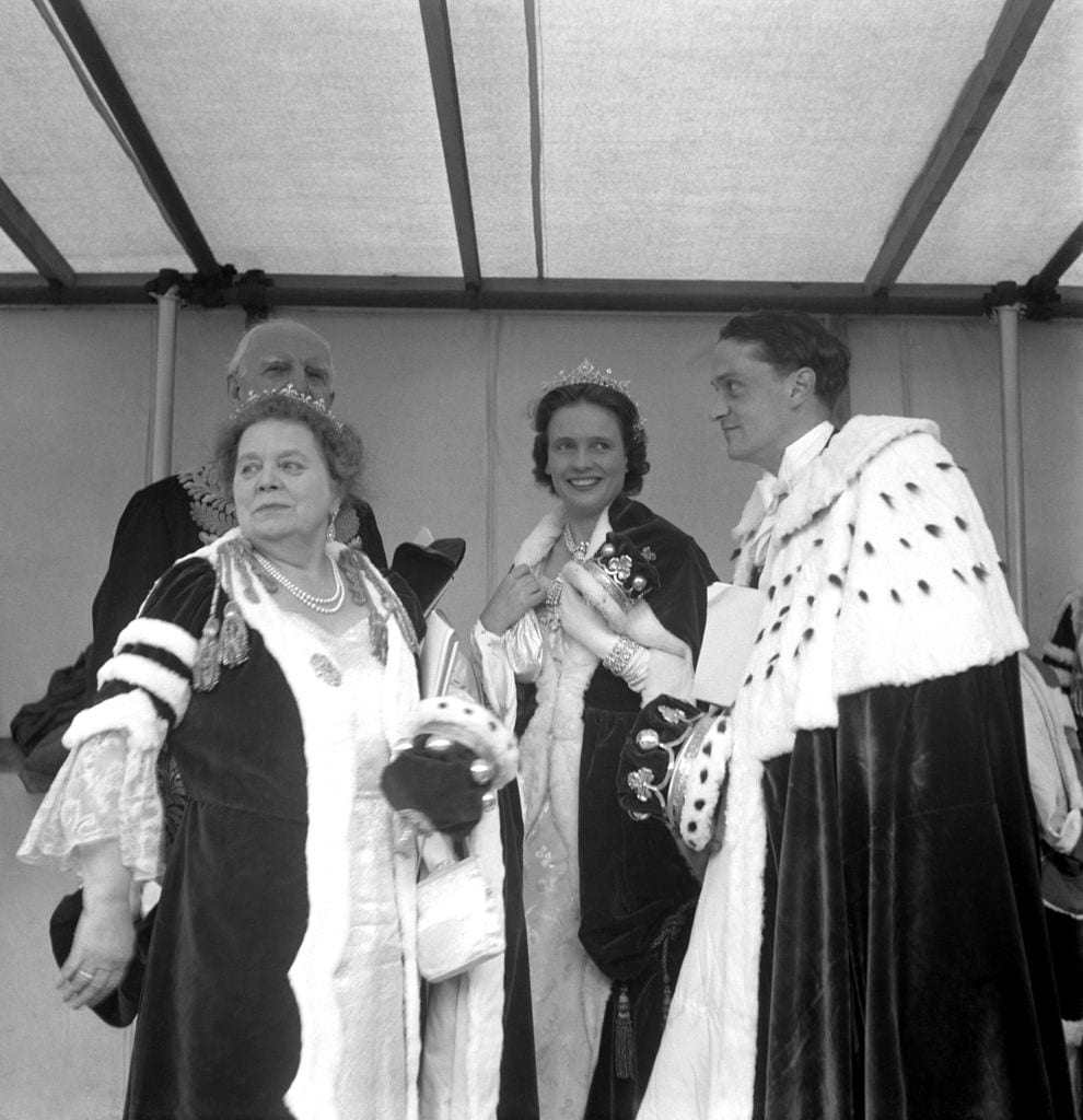 Lord y Lady Woolton con los marqueses de Anglesley en la coronación de Isabel II. La marquesa, al fondo de la imagen, lució el collar en este día histórico