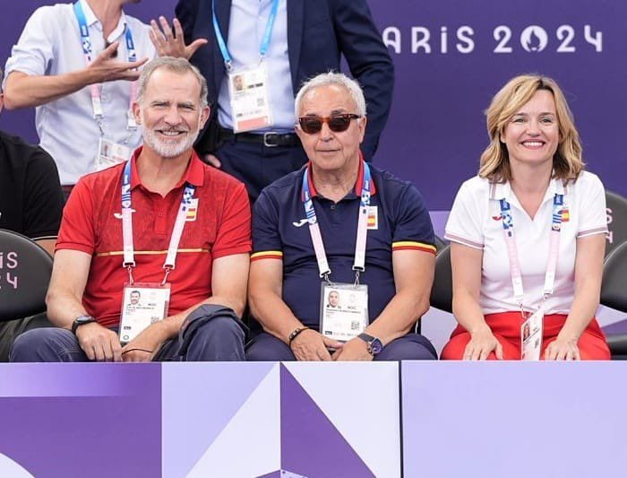 El Rey Felipe VI junto a la ministra Pilar Alegría y el presidente del Comité Olímpico Español Alejandro Blanco en los Juegos Olímpicos