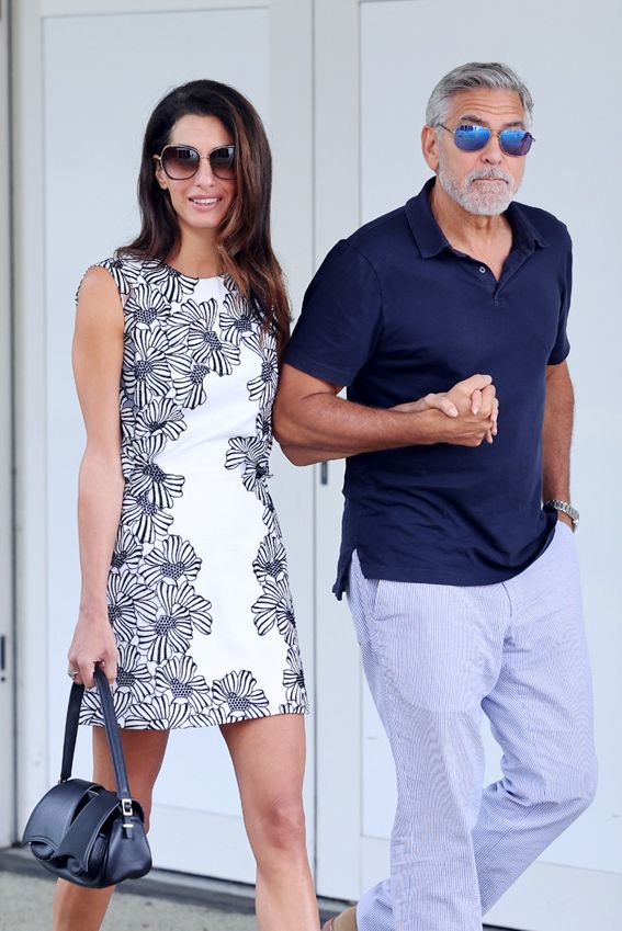 Amal Clooney aterriza en Venecia para el festival de cine con un vestido 'mini' y tacones