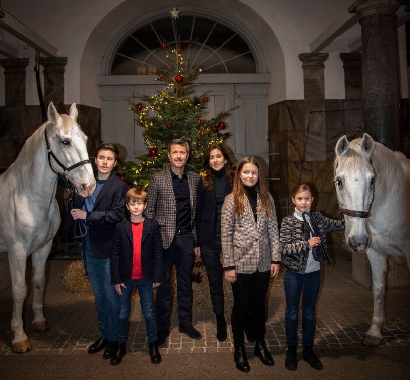 Federico y Mary de Dinamarca con sus cuatro hijos