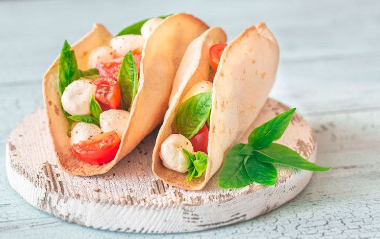 Aperitivo de tacos de ensalada caprese